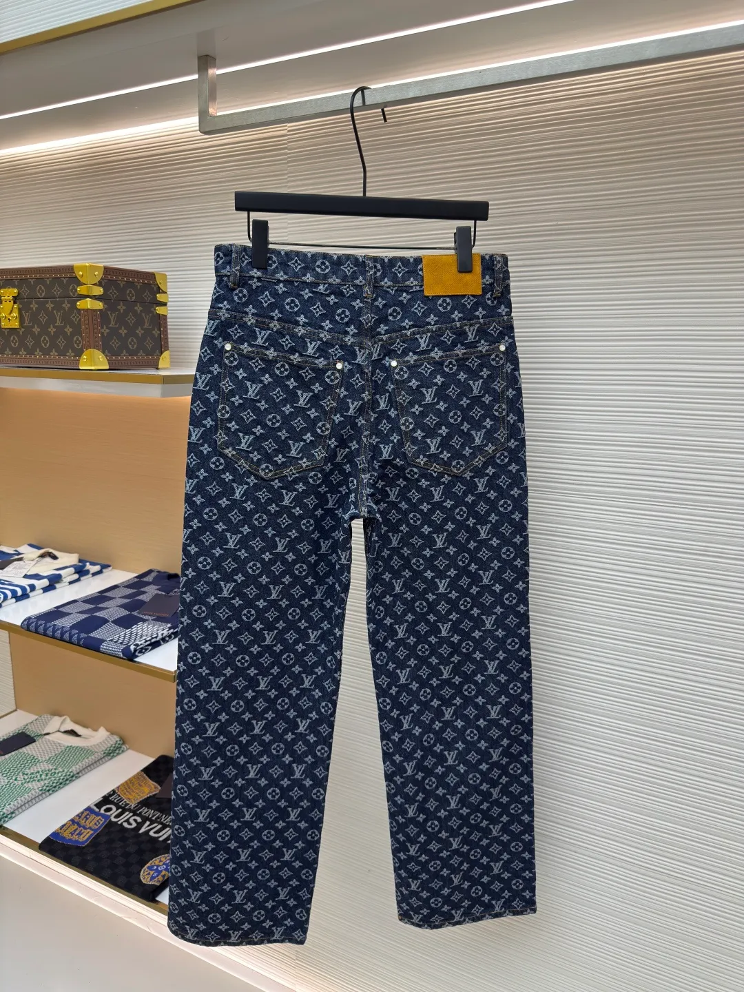 LOUIS VUITTON presbyopic all-over printed jeans ●Authentic product: Purchased and developed by 16639 ●Item number: 1680009-B35 ●Fabric: Denim denim fabric ●Technology: Jacquard production ●Version: Fitted version ●Weight: about 850 grams ●Size: 30-32-34-36 ●Description: The fabric is made of denim, full of Monogram jacquard pattern, and is decorated with hot-drilling technology to form the brand's classic pattern. The waist is made of old flocked leather tags, and the hardware is molded. The overall routing is straight and delicate. The fabric is comfortable and soft, and the color is consistent without color difference. It can be matched with the same style to create a fashionable look and control various occasions. Customized accessories, complete with three standards, same style for men and women.